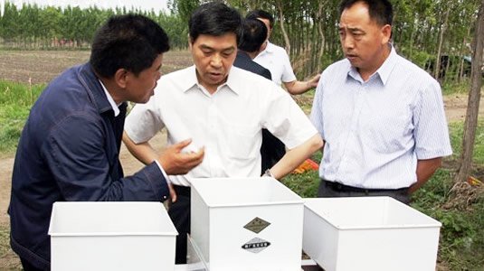 長春市農(nóng)委副主任孫長占、榆樹市市長王是非一行在我公司總經(jīng)理陪同下觀看2ZB-14型播種機(jī)現(xiàn)場演示